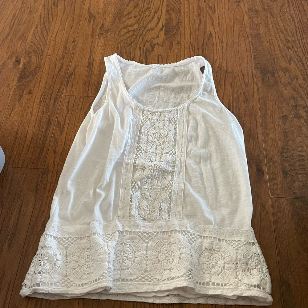 White sleevless shirt